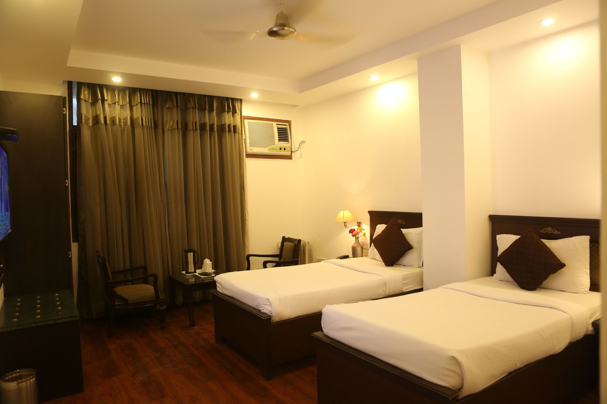 Hotel Kamla Palace Dehradun Extérieur photo